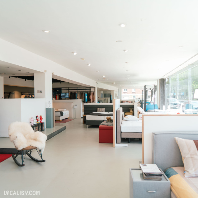 Espace design et coin literie cosy du magasin Beds & Interiors à Liège.