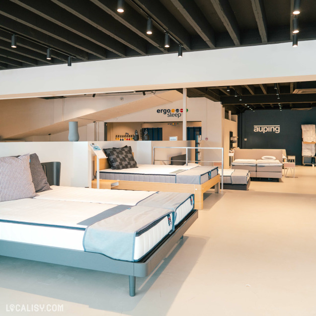 Ambiance chaleureuse et large choix de lits chez Beds & Interiors à Liège.