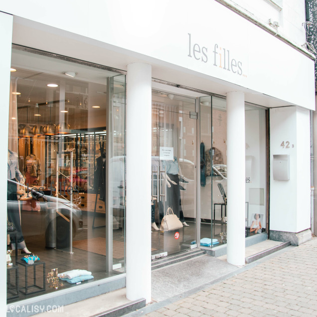 Façade de la boutique Les Filles à Huy, spécialisée en vêtements et accessoires pour femmes.