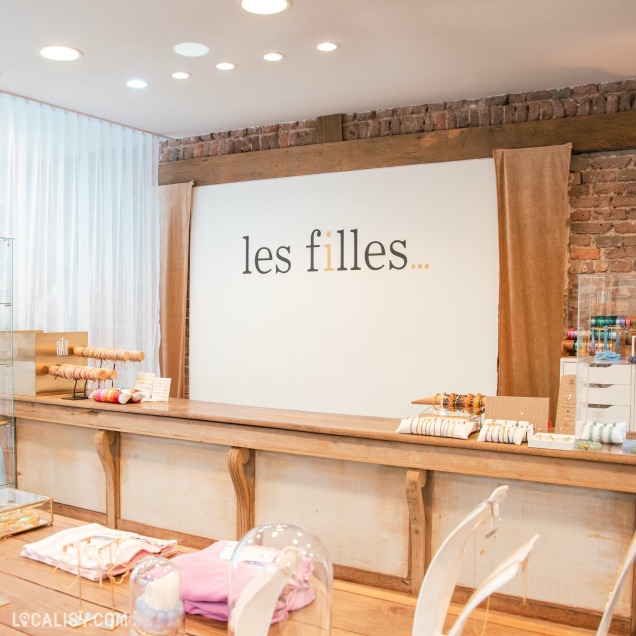 Comptoir d’accueil du magasin Les Filles à Huy, boutique de mode féminine.
