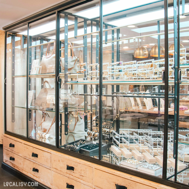Vitrine de bijoux et sacs dans le magasin Les Filles à Visé.