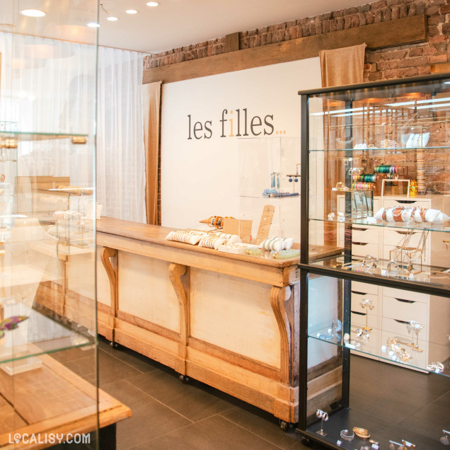Bijoux fantaisie exposés dans la boutique Les Filles à Visé.