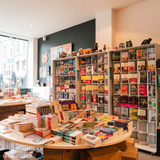 Tables de livres et nouveautés chez L’Ours à Lunettes à Huy.