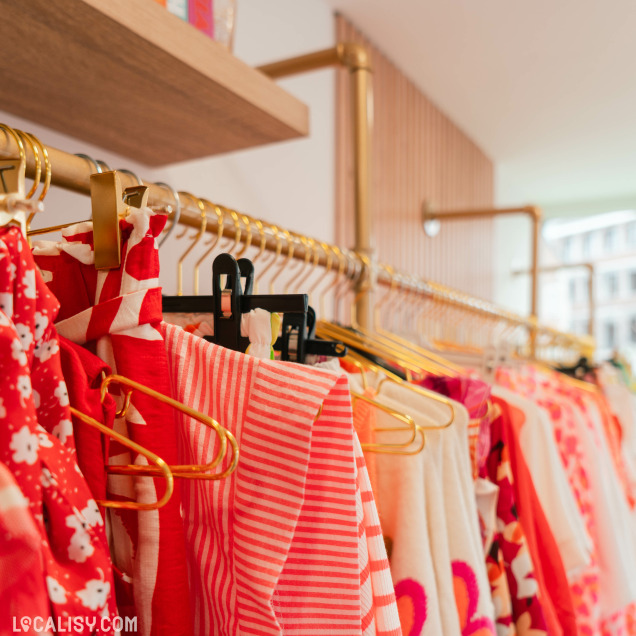 Rayon de vêtements féminins au sein du magasin G’rien à Mettre à Huy.