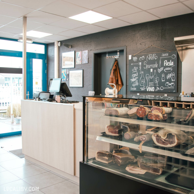 Comptoir d'accueil et vitrine de charcuterie de l'épicerie S'Quisito à Herve.