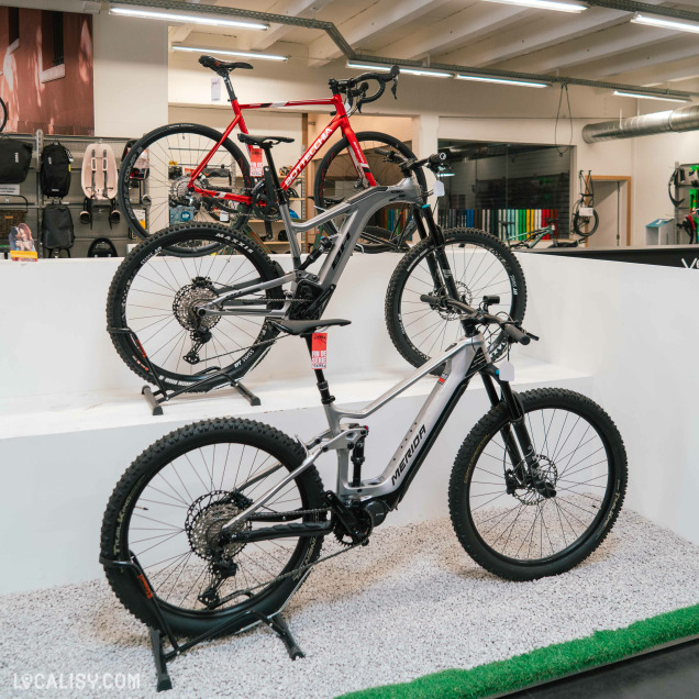Vélos haut de gamme en exposition chez Vélos Evolution à Liège, commerce de vélos.