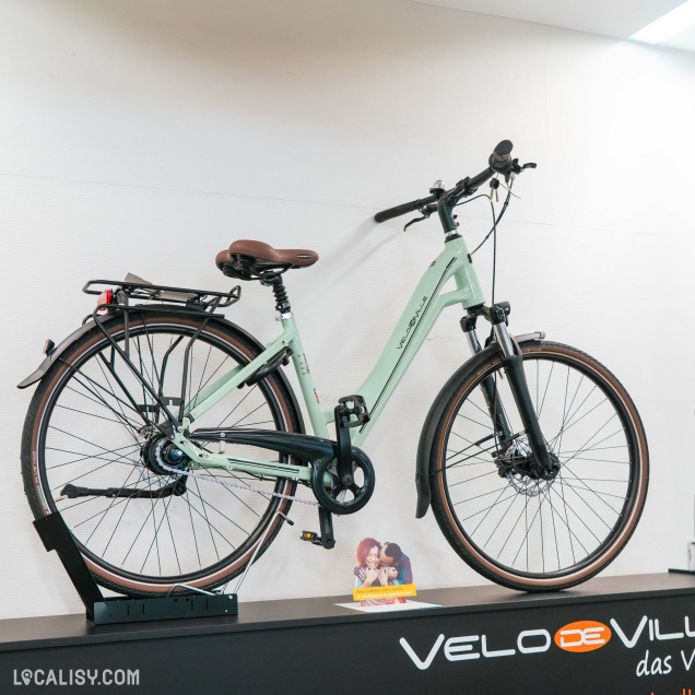 Modèles de VTT en vitrine chez Vélos Evolution à Liège, commerce de vélos.