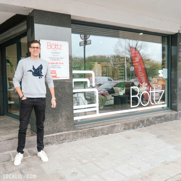 Devanture du magasin de literie Bottz à Liège avec son gérant.