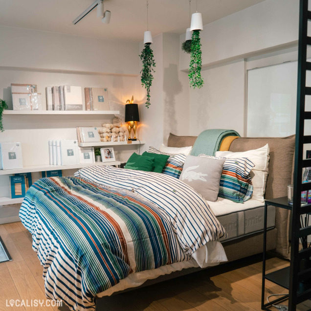 Chambre décorée avec linge de lit coloré chez Bottz, commerce de literie à Liège.