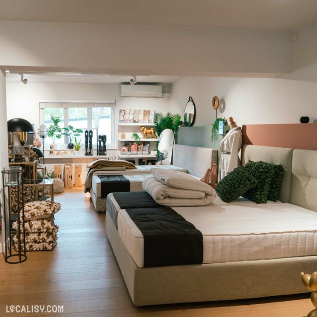 Ensemble de matelas et mobilier de chambre exposés chez Bottz, spécialiste literie à Liège.