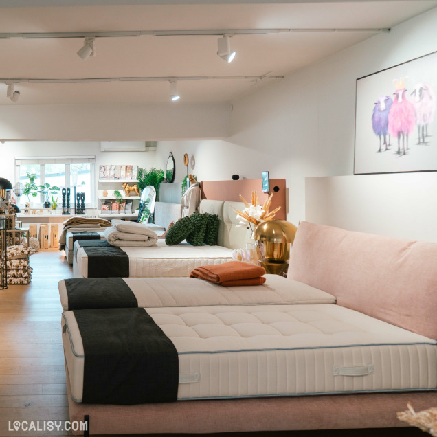 Exposition de matelas haut de gamme dans le magasin de literie Bottz à Liège.