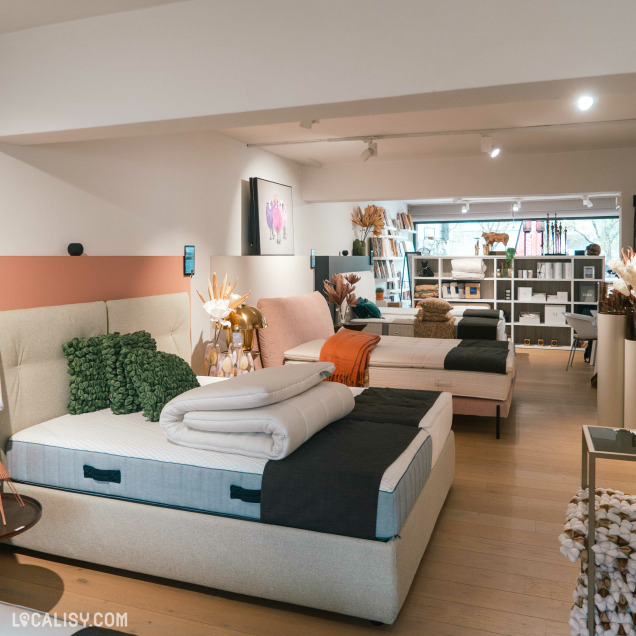 Présentation de lits et accessoires bien-être dans la boutique Bottz à Liège.