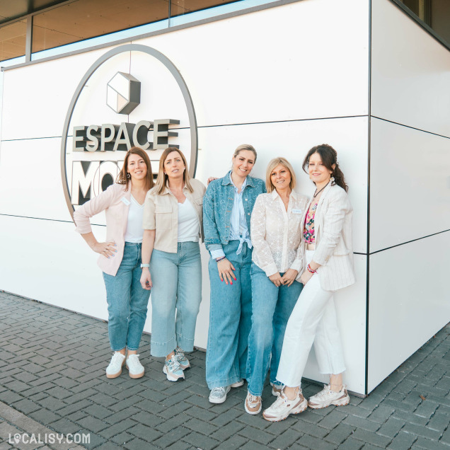 Équipe du commerce de vêtements Espace Mode à Nandrin devant la façade.