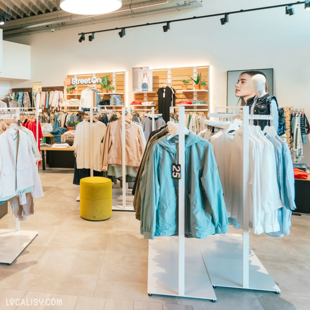 Sélection de vestes et tenues claires chez Espace Mode à Nandrin.