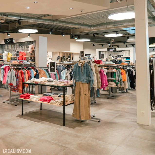 Vêtements colorés exposés dans le magasin de vêtements Espace Mode à Nandrin.