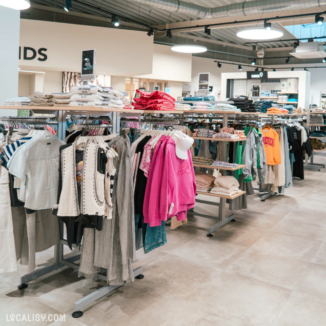 Rayon enfants du magasin de vêtements Espace Mode à Nandrin.