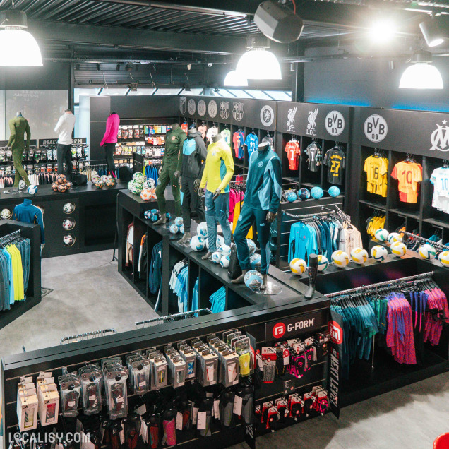 Magasin de sport Marksports à Awans avec vêtements et ballons de grandes équipes.