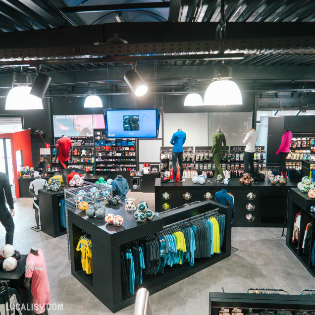 Magasin de sport Marksports à Awans proposant tenues, ballons et accessoires de football.