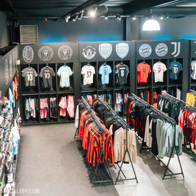 Magasin de sport Marksports à Awans avec une large gamme de textiles sportifs.