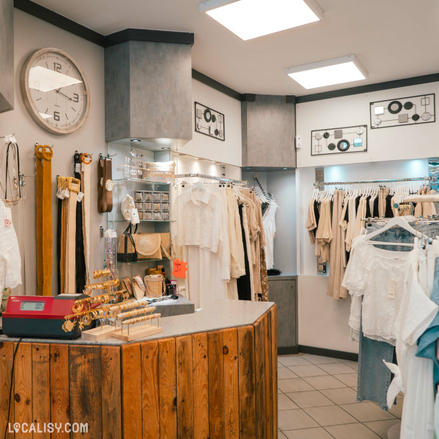 Comptoir du magasin de vêtements Anila's Choice à Huy avec des accessoires de mode pour femme.