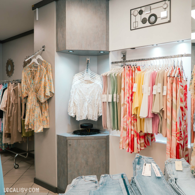 Sélection de vêtements pastel pour femme chez Anila's Choice, commerce de vêtements à Huy.