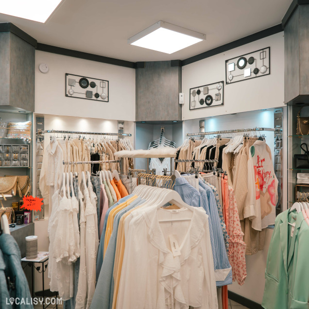 Collection printemps-été chez Anila's Choice à Huy, commerce de vêtements féminins.