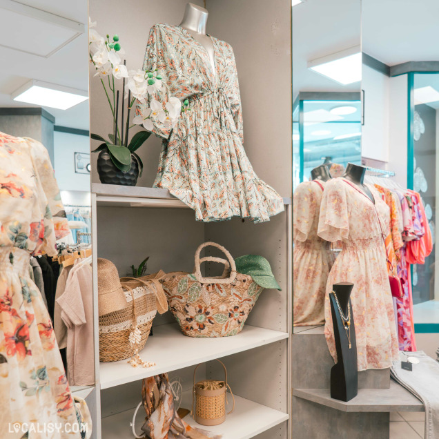 Robes et accessoires exposés chez Anila's Choice à Huy, boutique de mode pour femme.