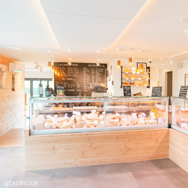 Sélection de fromages à la Fromagerie Saint-Georges à Saint-Georges-sur-Meuse, commerce de fromages artisanaux.