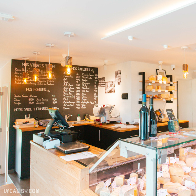 Intérieur de la Fromagerie Saint-Georges à Saint-Georges-sur-Meuse, commerce de fromages artisanaux.