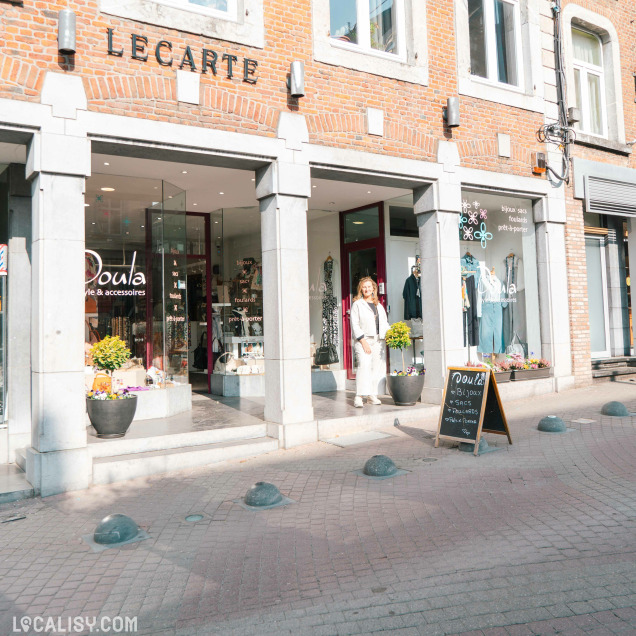 Façade du commerce de vêtements et accessoires Doula à Marche-en-Famenne.