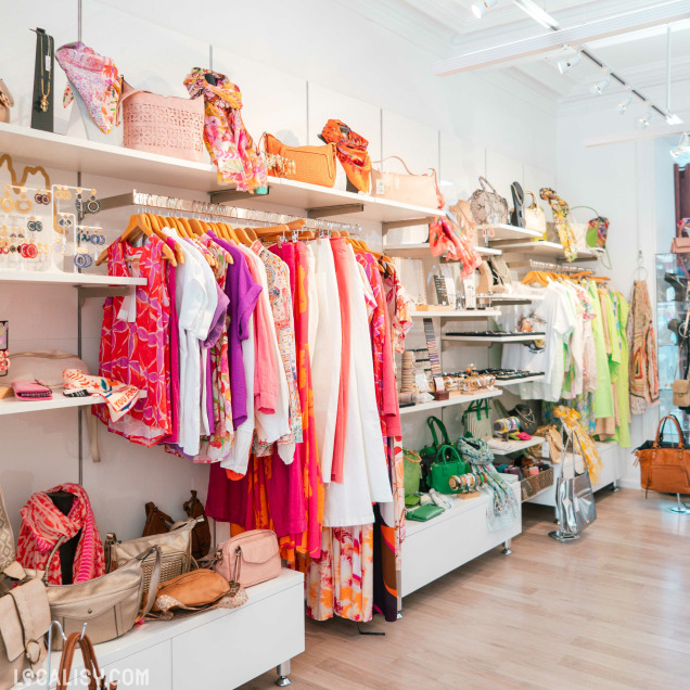 Rayons de vêtements aux couleurs vives chez Doula à Marche-en-Famenne, boutique de mode féminine.
