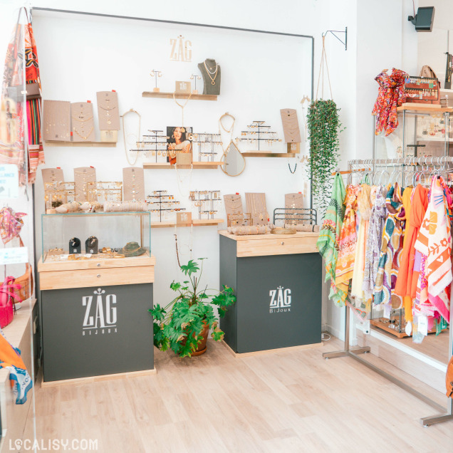 Présentoirs de bijoux et foulards dans la boutique Doula à Marche-en-Famenne.