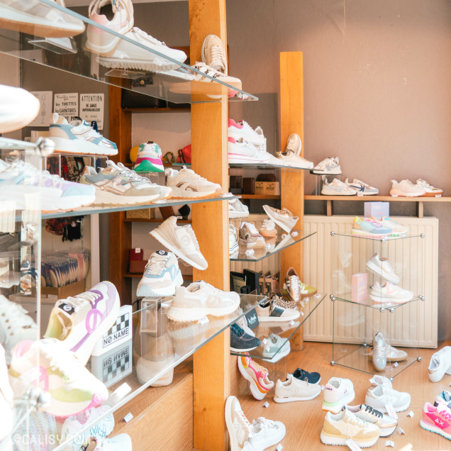 Commerce de chaussures Lehane à Herve avec un large choix de baskets et sneakers exposés.