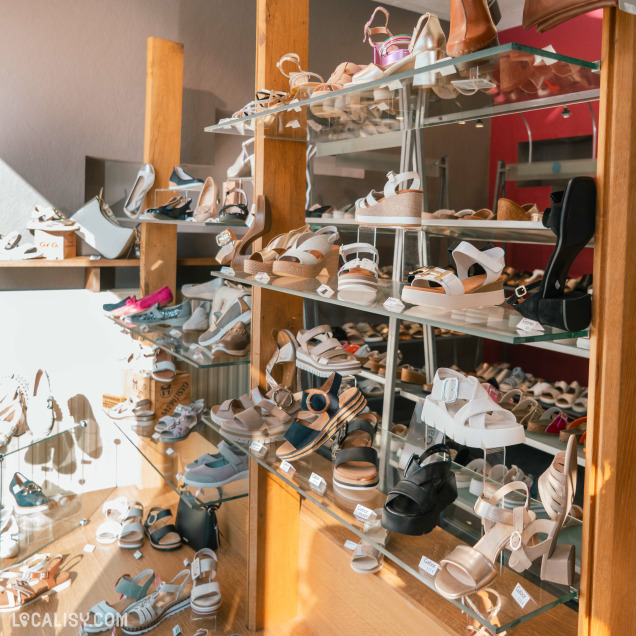 Commerce de chaussures Lehane à Herve avec des sandales et chaussures à talons élégamment exposées.