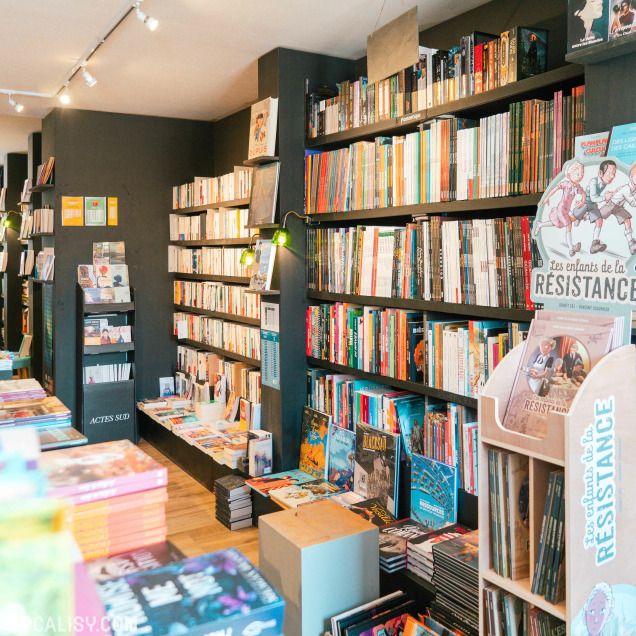 Rayon jeunesse dans le commerce de livres Livre'S à Marche-en-Famenne.