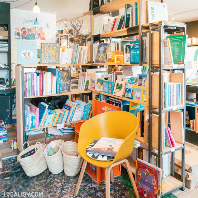 Espace lecture pour enfants dans le commerce de livres Livre'S à Marche-en-Famenne.