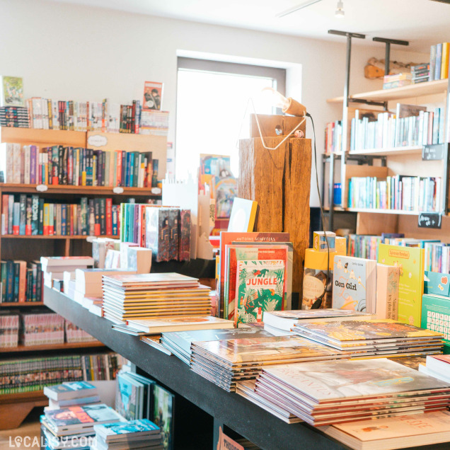 Table de nouveautés du commerce de livres Livre'S à Marche-en-Famenne.