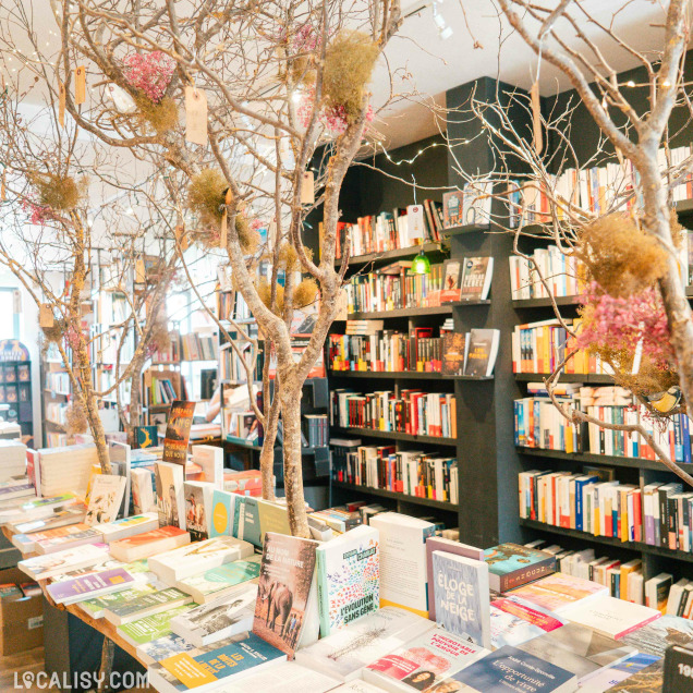 Sélection de livres de poche dans le commerce de livres Livre'S à Marche-en-Famenne.