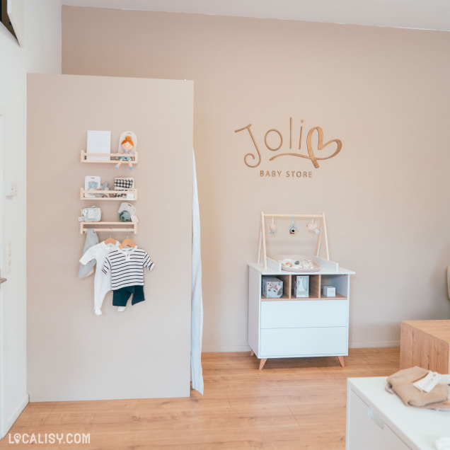 Intérieur du commerce pour bébé Joli Cœur Baby Store à Marche-en-Famenne.