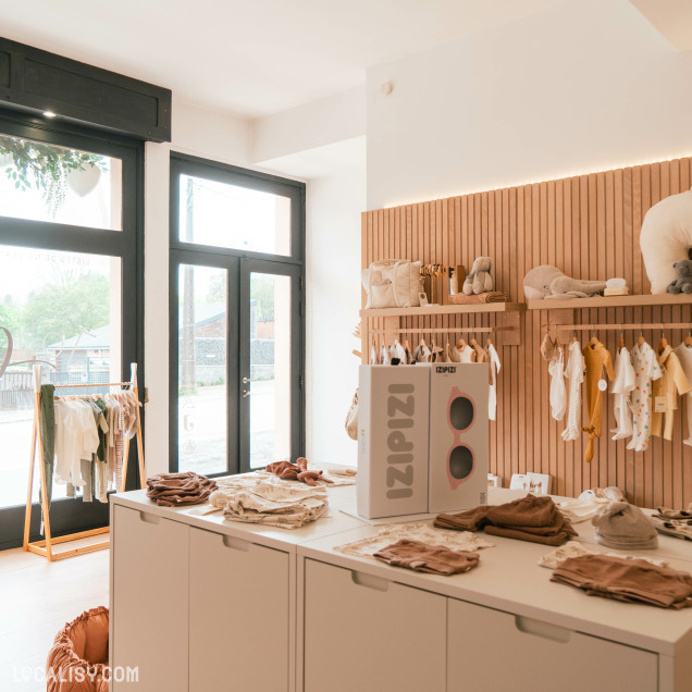 Présentation des produits dans le commerce pour bébé Joli Cœur Baby Store à Marche-en-Famenne.