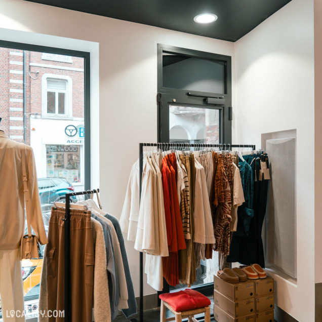 Présentation des vêtements et accessoires chez Cape Cod à Rochefort.