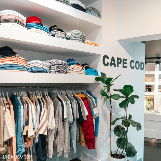 Sélection de vêtements pour homme chez Cape Cod à Rochefort.