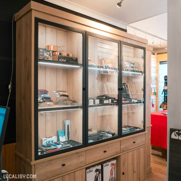Vitrine d'articles spécialisés dans la coutellerie chez Coutellerie Marcin à Liège.