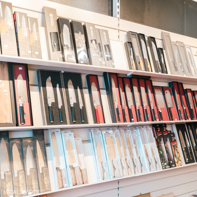 Présentation de couteaux et accessoires chez Coutellerie Marcin à Liège, commerce de coutellerie.