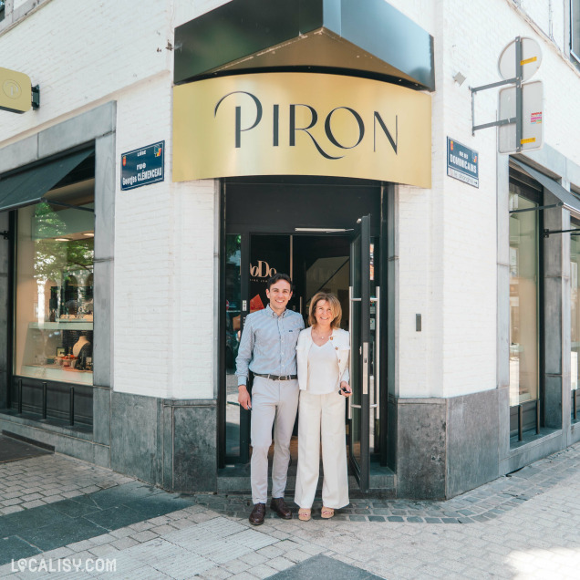 Commerce de bijoux Piron à Liège avec ses gérants devant l’entrée du magasin.