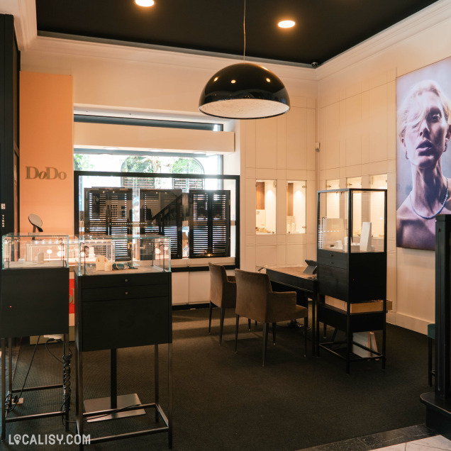 Intérieur raffiné du commerce de bijoux Piron à Liège avec salon de présentation.