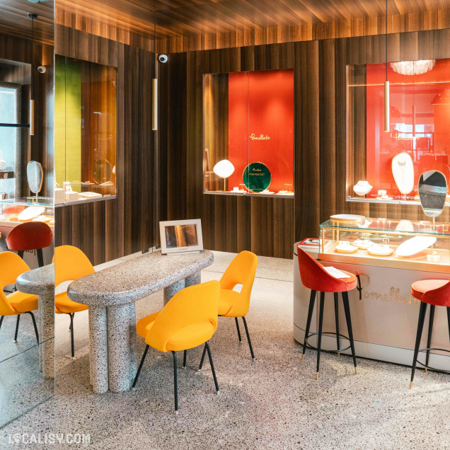 Vitrine élégante et mobilier contemporain chez Piron, commerce de bijoux à Liège.
