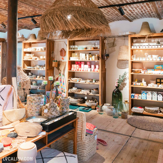 Rayons du commerce de décoration L'Ane au Salon à Berneau remplis d’accessoires maison.