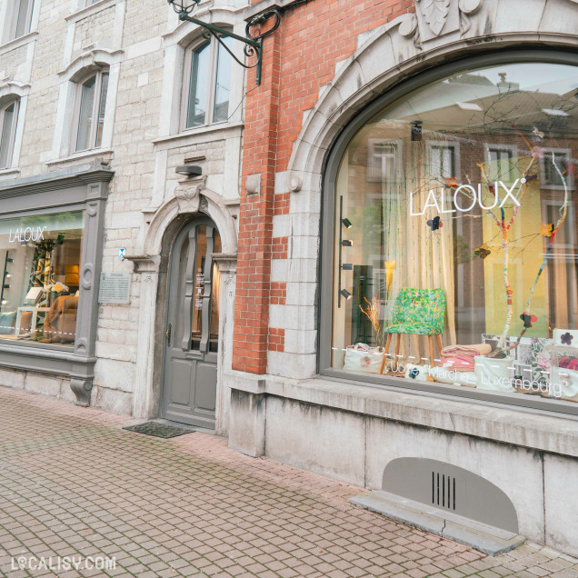 Vitrine extérieure du magasin de stores Laloux Stores à Marche-en-Famenne.