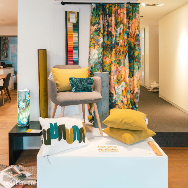 Espace d’exposition coloré chez Laloux Stores à Marche-en-Famenne, magasin de stores.